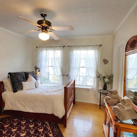 The Patrician Hollywood Universal Pasadena Room photo